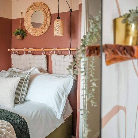 4-Bed Cotswold Getaway With Hot Tub & Gaming Room Churchdown Εξωτερικό φωτογραφία