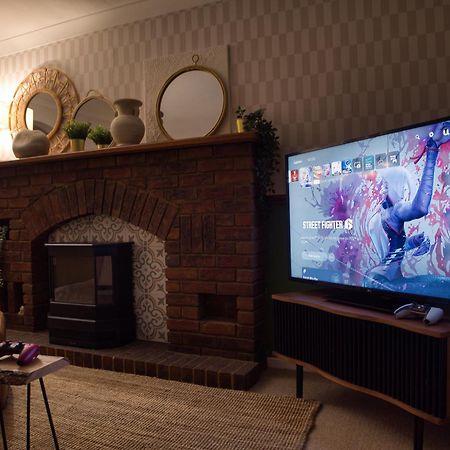 4-Bed Cotswold Getaway With Hot Tub & Gaming Room Churchdown Εξωτερικό φωτογραφία