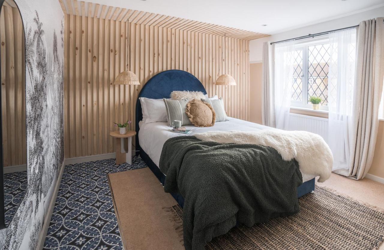 4-Bed Cotswold Getaway With Hot Tub & Gaming Room Churchdown Εξωτερικό φωτογραφία
