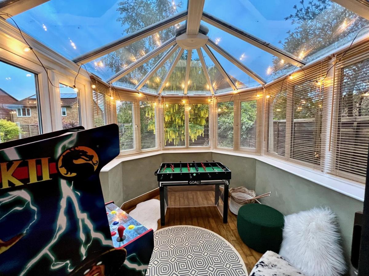 4-Bed Cotswold Getaway With Hot Tub & Gaming Room Churchdown Εξωτερικό φωτογραφία