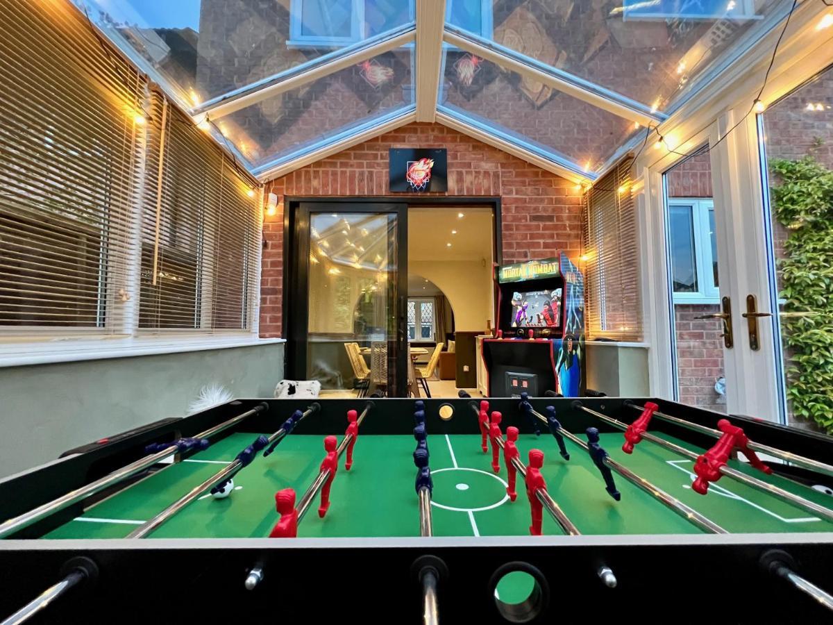 4-Bed Cotswold Getaway With Hot Tub & Gaming Room Churchdown Εξωτερικό φωτογραφία