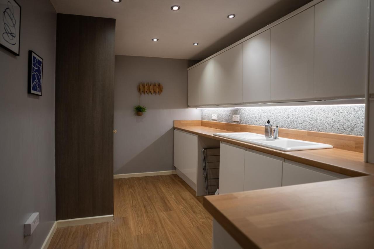 4-Bed Cotswold Getaway With Hot Tub & Gaming Room Churchdown Εξωτερικό φωτογραφία