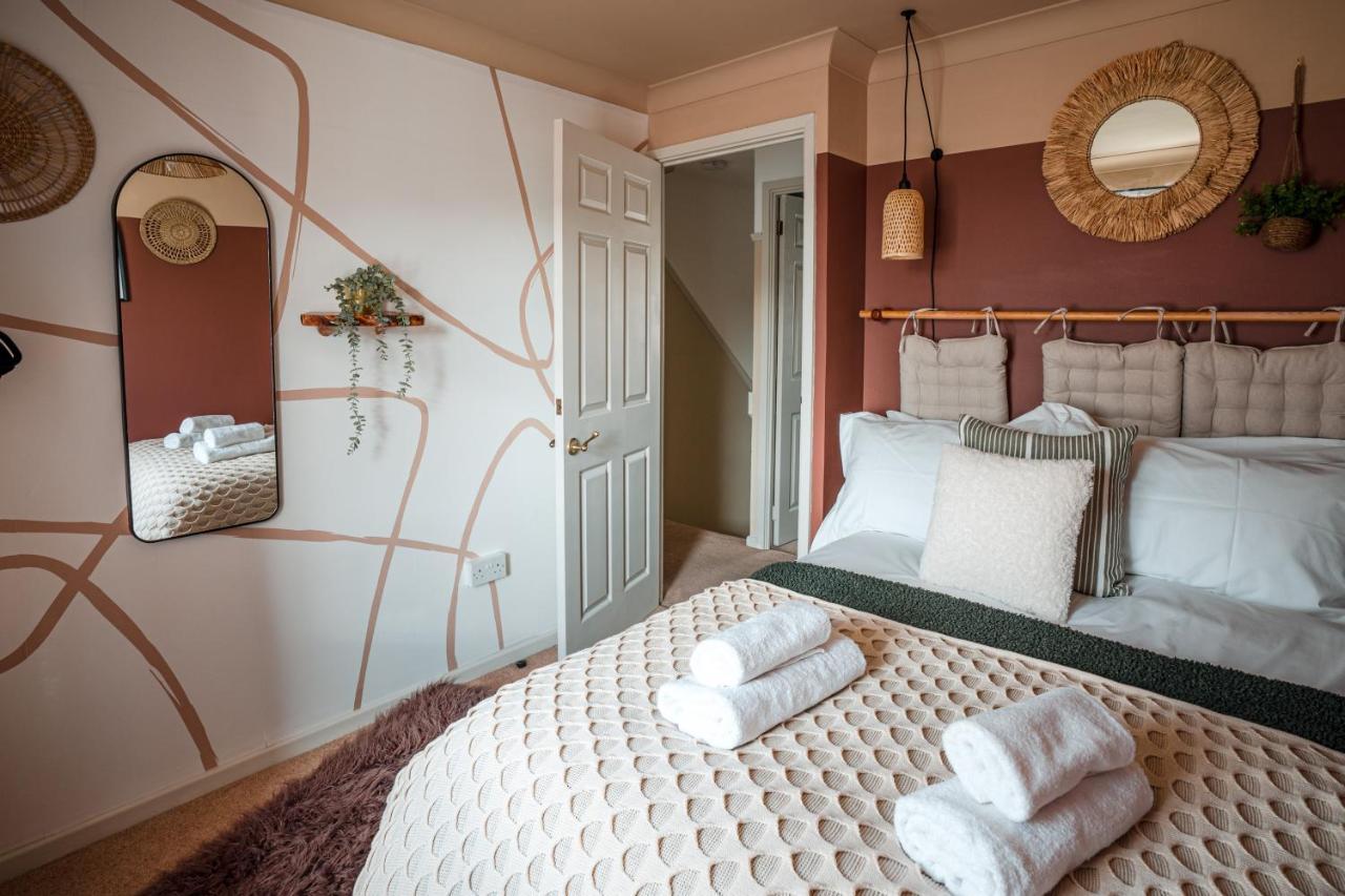 4-Bed Cotswold Getaway With Hot Tub & Gaming Room Churchdown Εξωτερικό φωτογραφία