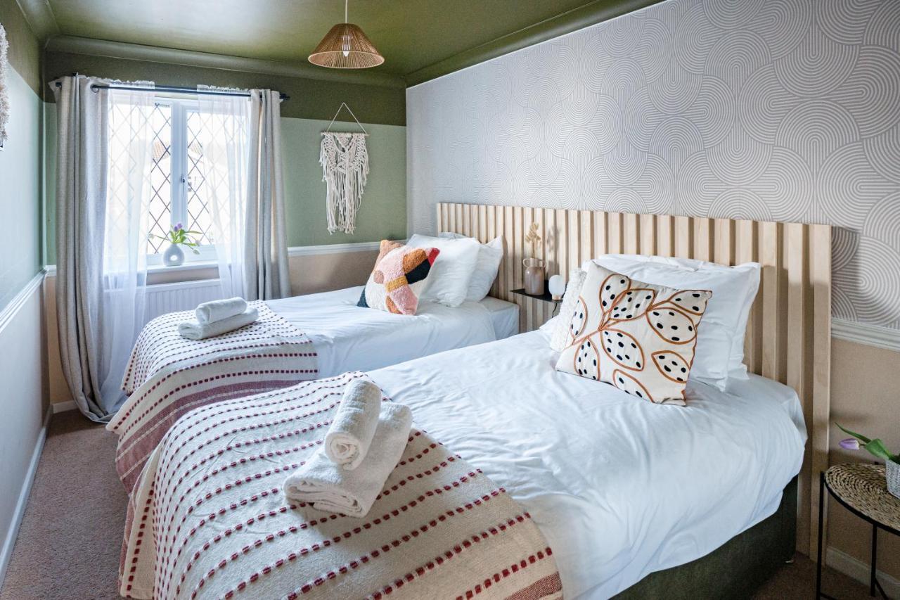 4-Bed Cotswold Getaway With Hot Tub & Gaming Room Churchdown Εξωτερικό φωτογραφία