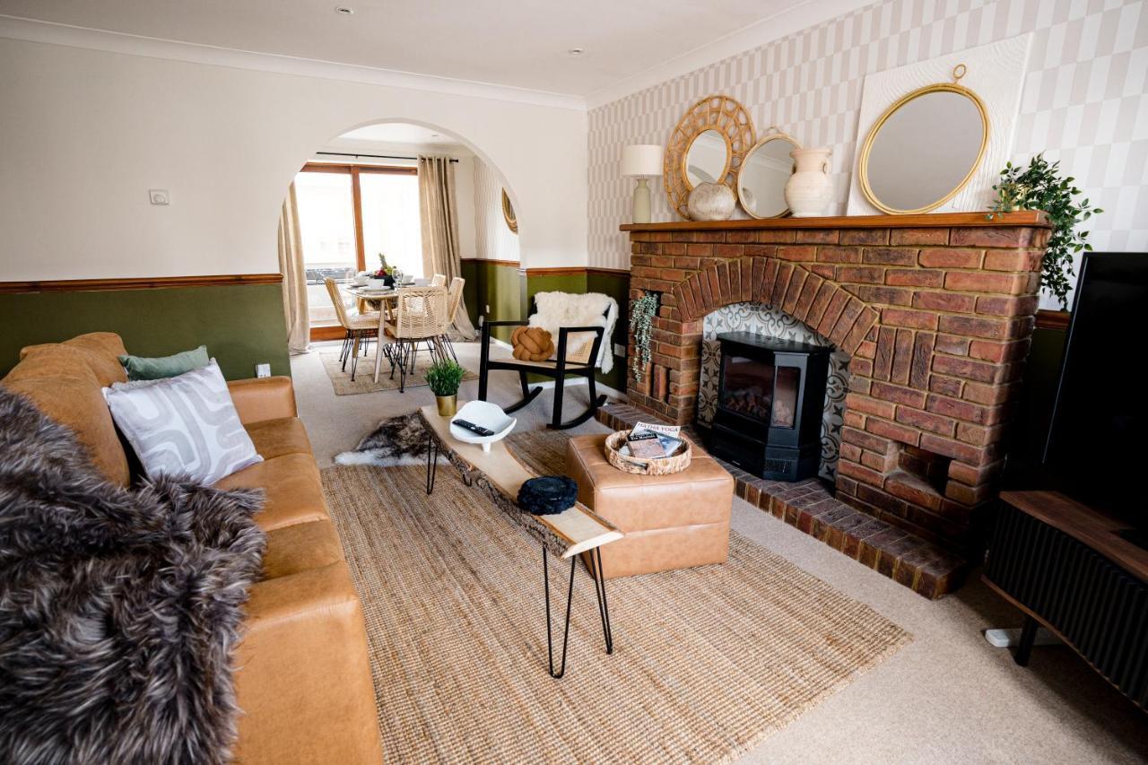 4-Bed Cotswold Getaway With Hot Tub & Gaming Room Churchdown Εξωτερικό φωτογραφία