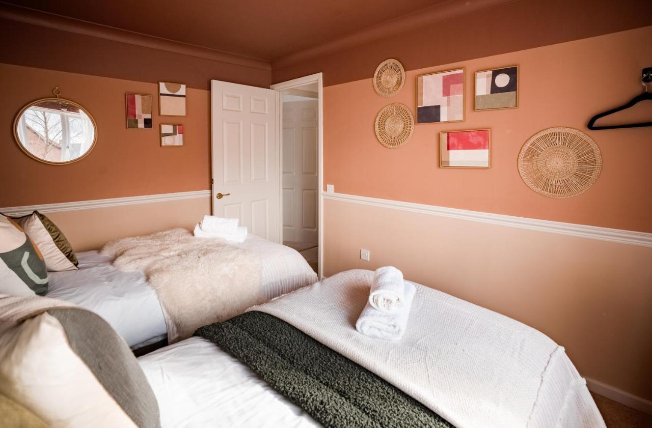 4-Bed Cotswold Getaway With Hot Tub & Gaming Room Churchdown Εξωτερικό φωτογραφία