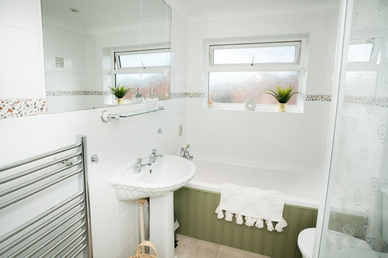 4-Bed Cotswold Getaway With Hot Tub & Gaming Room Churchdown Εξωτερικό φωτογραφία