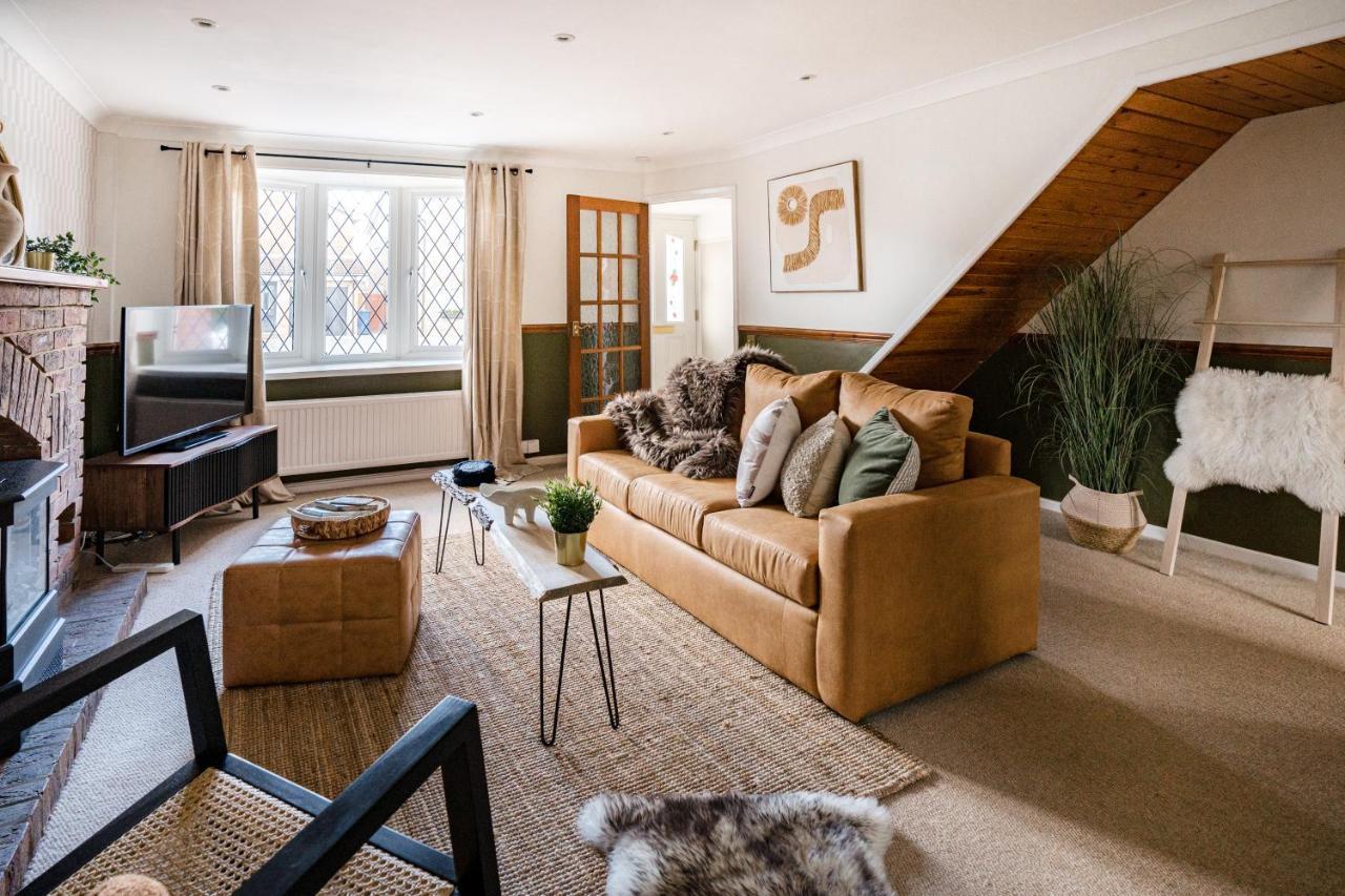 4-Bed Cotswold Getaway With Hot Tub & Gaming Room Churchdown Εξωτερικό φωτογραφία