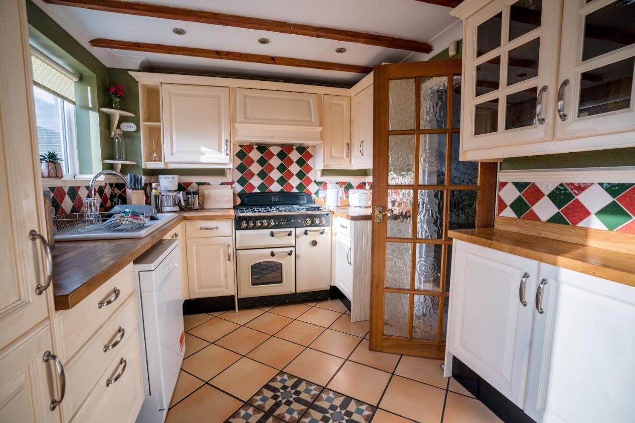 4-Bed Cotswold Getaway With Hot Tub & Gaming Room Churchdown Εξωτερικό φωτογραφία