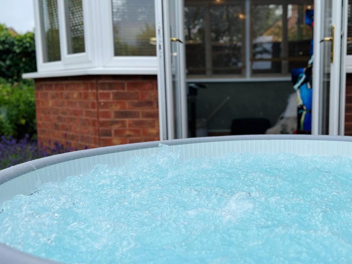 4-Bed Cotswold Getaway With Hot Tub & Gaming Room Churchdown Εξωτερικό φωτογραφία