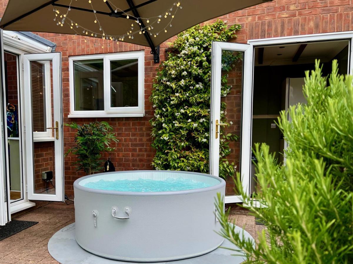 4-Bed Cotswold Getaway With Hot Tub & Gaming Room Churchdown Εξωτερικό φωτογραφία