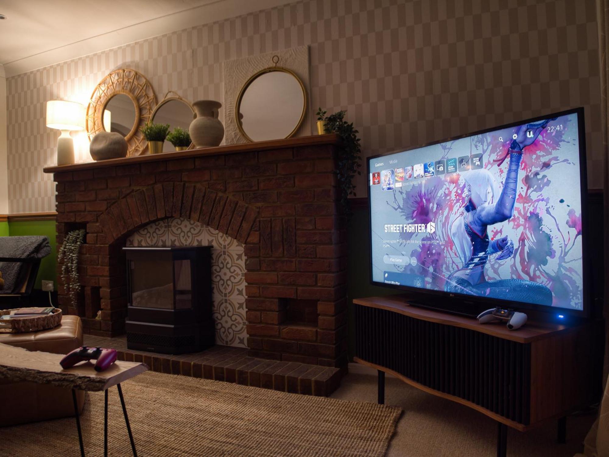 4-Bed Cotswold Getaway With Hot Tub & Gaming Room Churchdown Εξωτερικό φωτογραφία