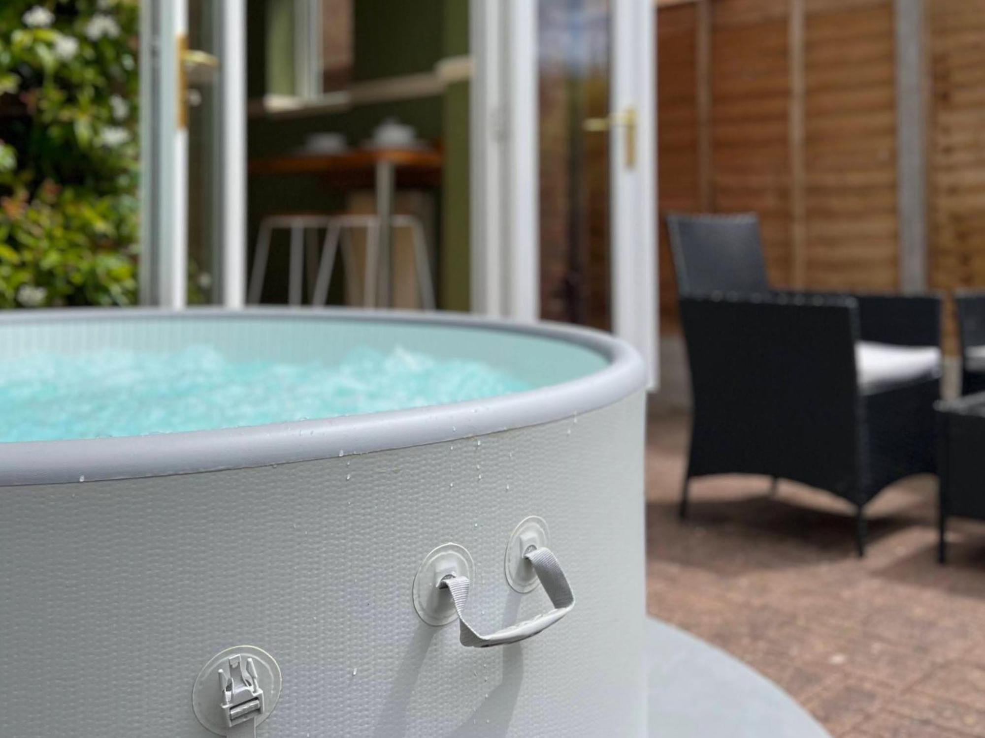 4-Bed Cotswold Getaway With Hot Tub & Gaming Room Churchdown Εξωτερικό φωτογραφία